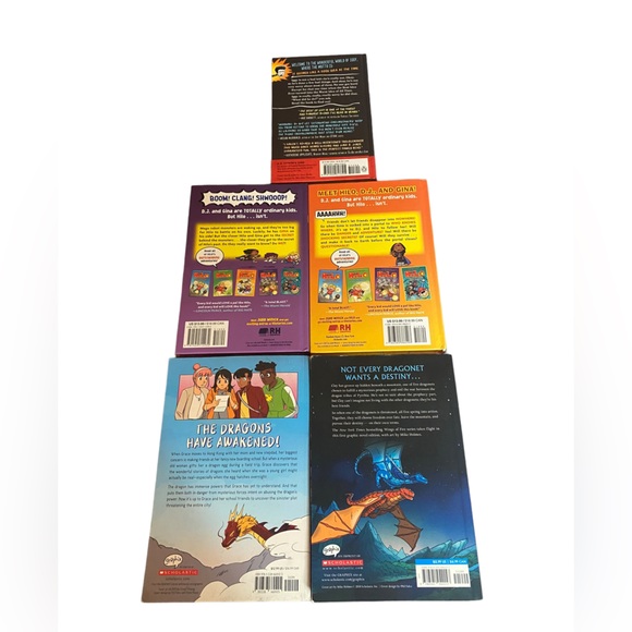 Graphic Novel Bundle incl.  Wings of Fire, HiLo, City of Dragons, Best of Iggy - Picture 5 of 10